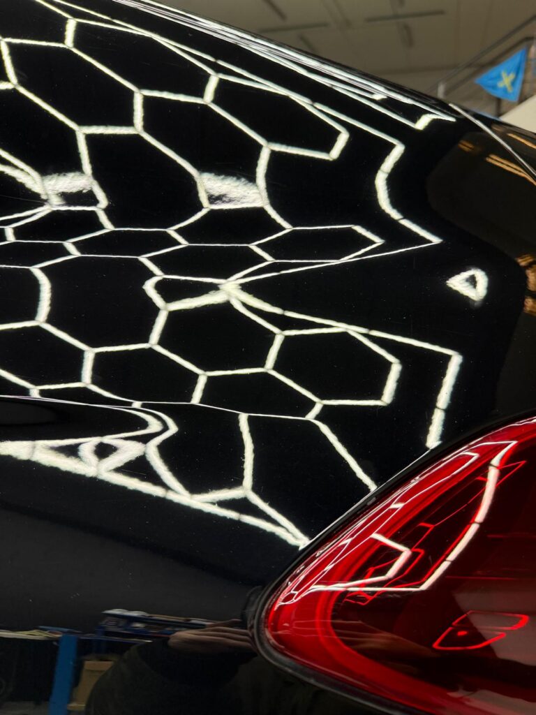 quitar arañazos de coche en Zaragoza antes y después corrección de rayas en pintura de coche pulido para eliminar arañazos superficiales en coche tratamiento de pintura para mejorar arañazos en Zaragoza